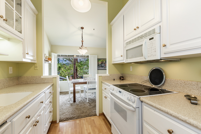 06-3321-Brittan-17-kitchen-mls